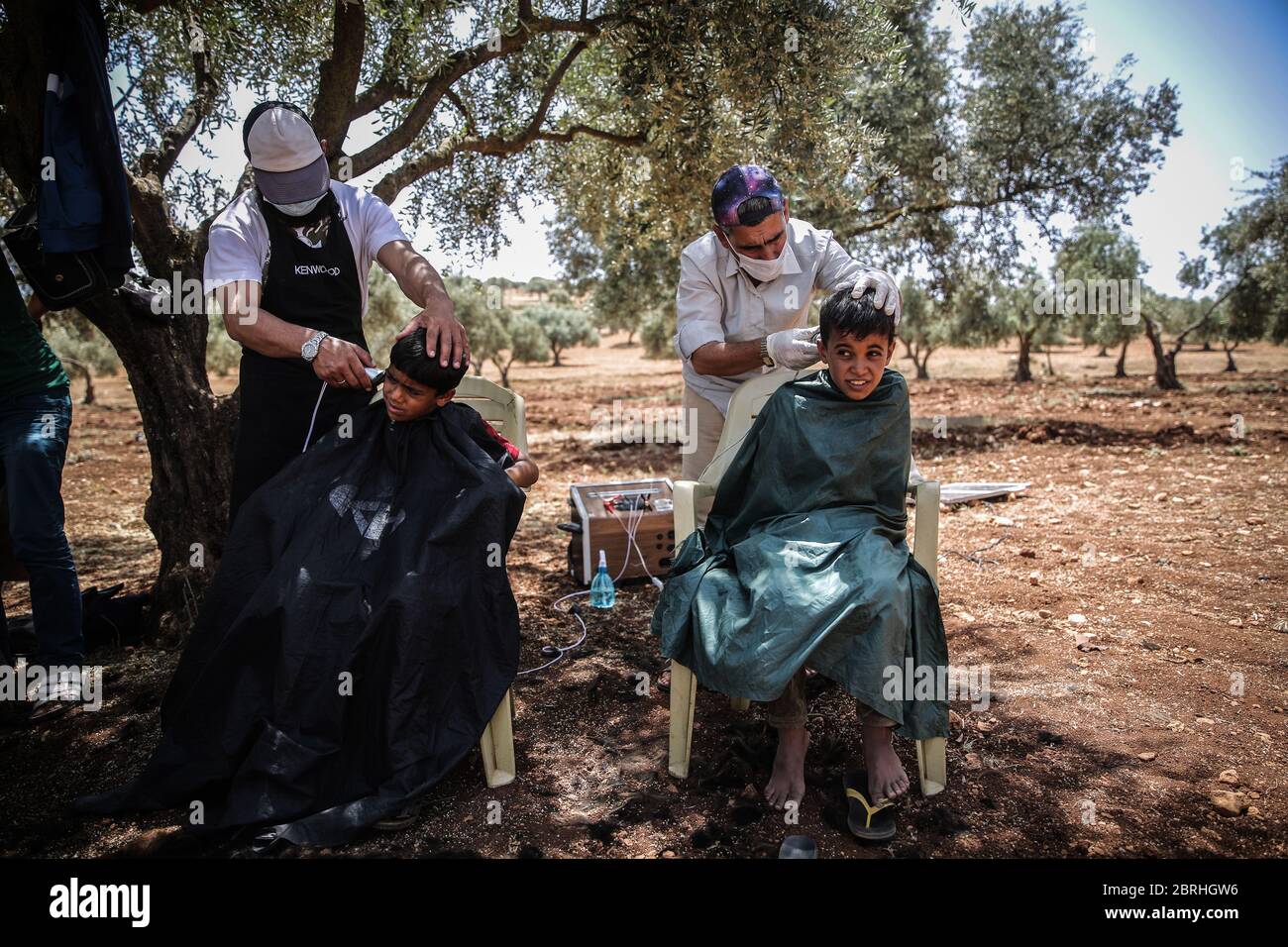 Kah Syrien Mai 2020 Ehrenamtlicher Friseur Mit Gesichtsmasken Gibt Intern Vertriebenen Kindern Einen Haarschnitt Vor Eid