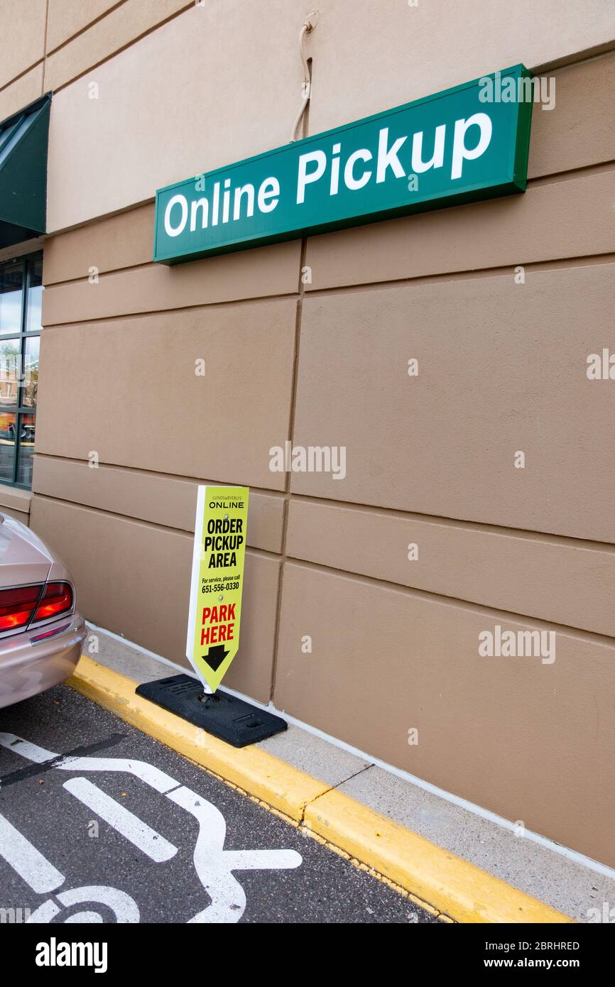 Schild, das zeigt, wo Autos parken sollten, um bestellte Lebensmittel abzuholen, und dabei soziale Distanz während der COVID-19-Pandemie zu bewahren. St. Paul Minnesota, USA Stockfoto
