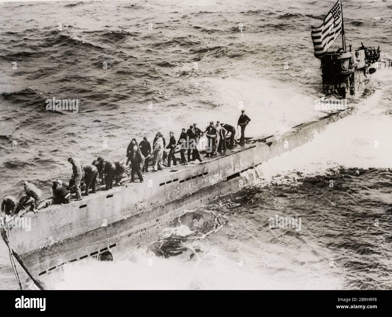 Vintage-Foto des Zweiten Weltkriegs - U-Boot der US-Marine, Besatzung an Deck. Stockfoto