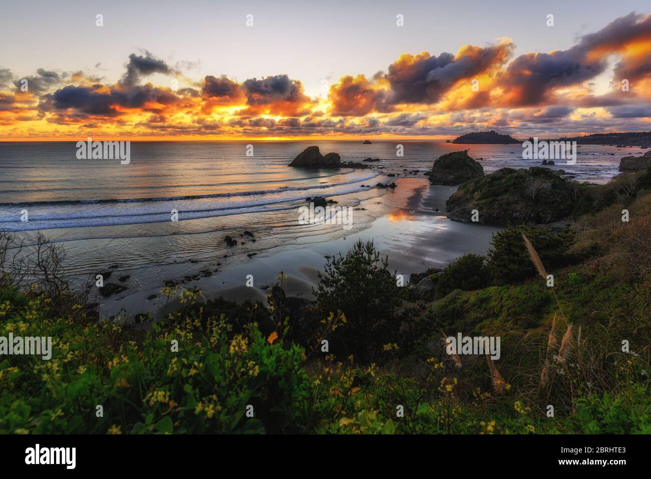 Sonnenuntergang an einem felsigen Strand, Nord-Kalifornien, USA Stockfoto