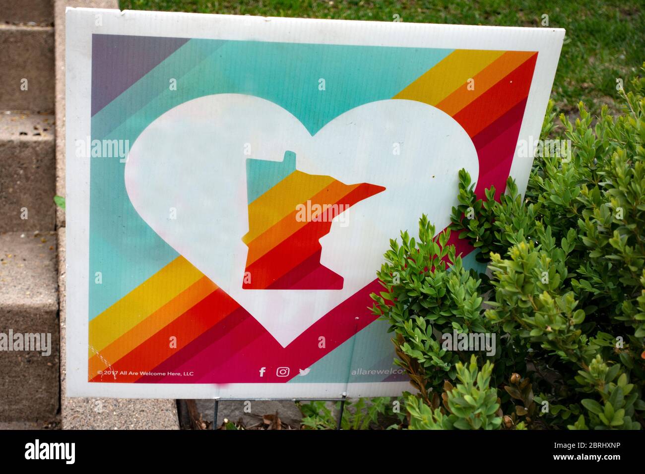 Poster zeigt Liebe für Minnesota neben den Stufen im Vorgarten. St. Paul Minnesota, USA Stockfoto
