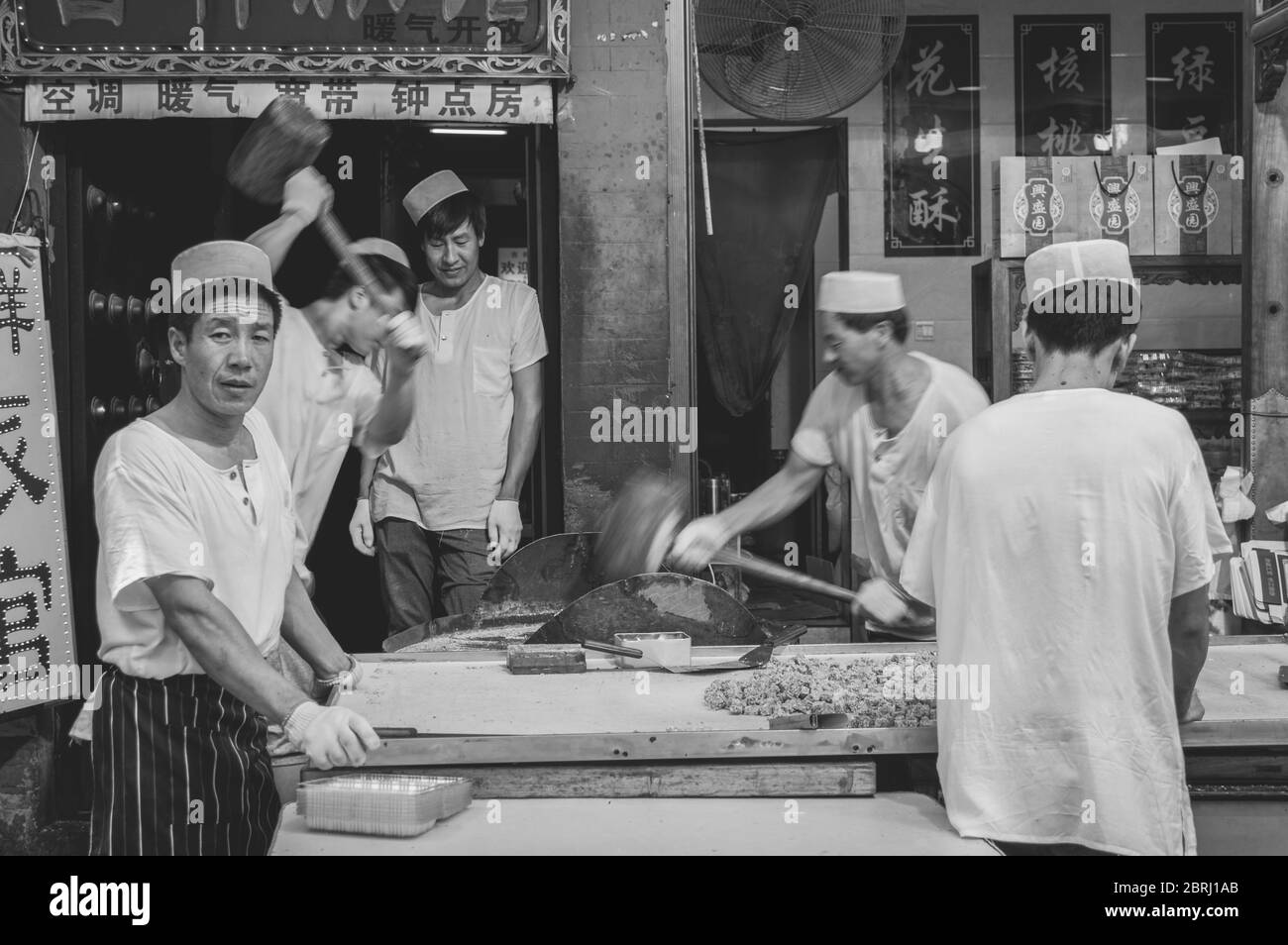 Xian / China - 2. August 2015: Chinesische Süßwarenhersteller bereiten lokale Süßigkeiten und Süßigkeiten aus Xian vor, Huimin Straße des muslimischen Viertels in Xian, Stockfoto