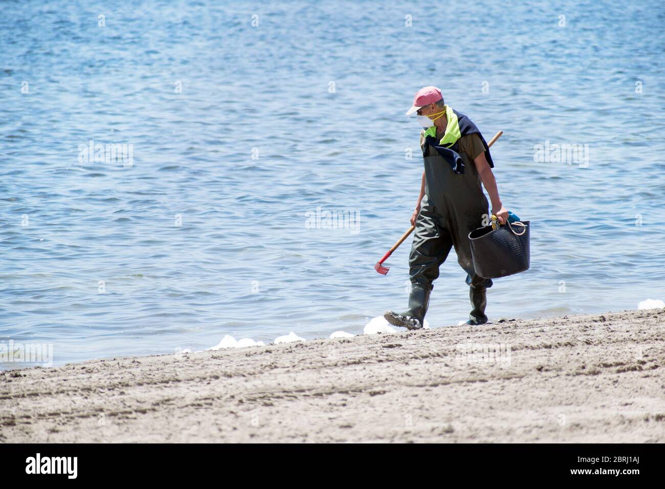 Lopagan, Murcia, Spanien, 20. Mai 2020: Senioren reinigen die Mar Menor, die größte Salzwasserlagune Europas im Süden von Sp Stockfoto