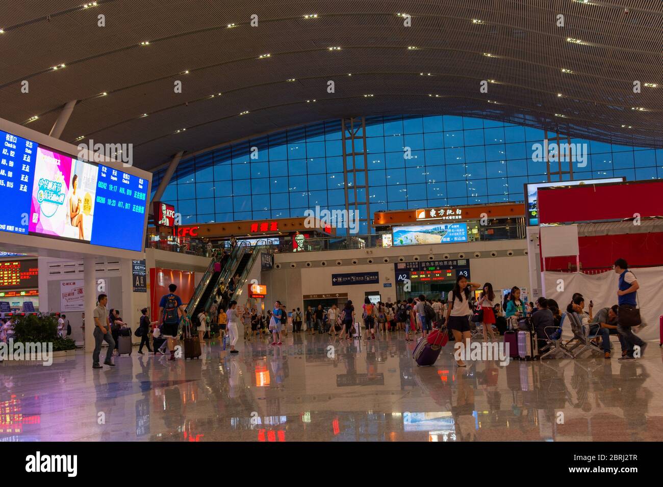 Shenzhen / China - 27. Juli 2015: Shenzhenbei (Shenzhen North) Bahnhof, großer Intercity Bahnhof in Longhua, Baoaan District of Shenzhe Stockfoto