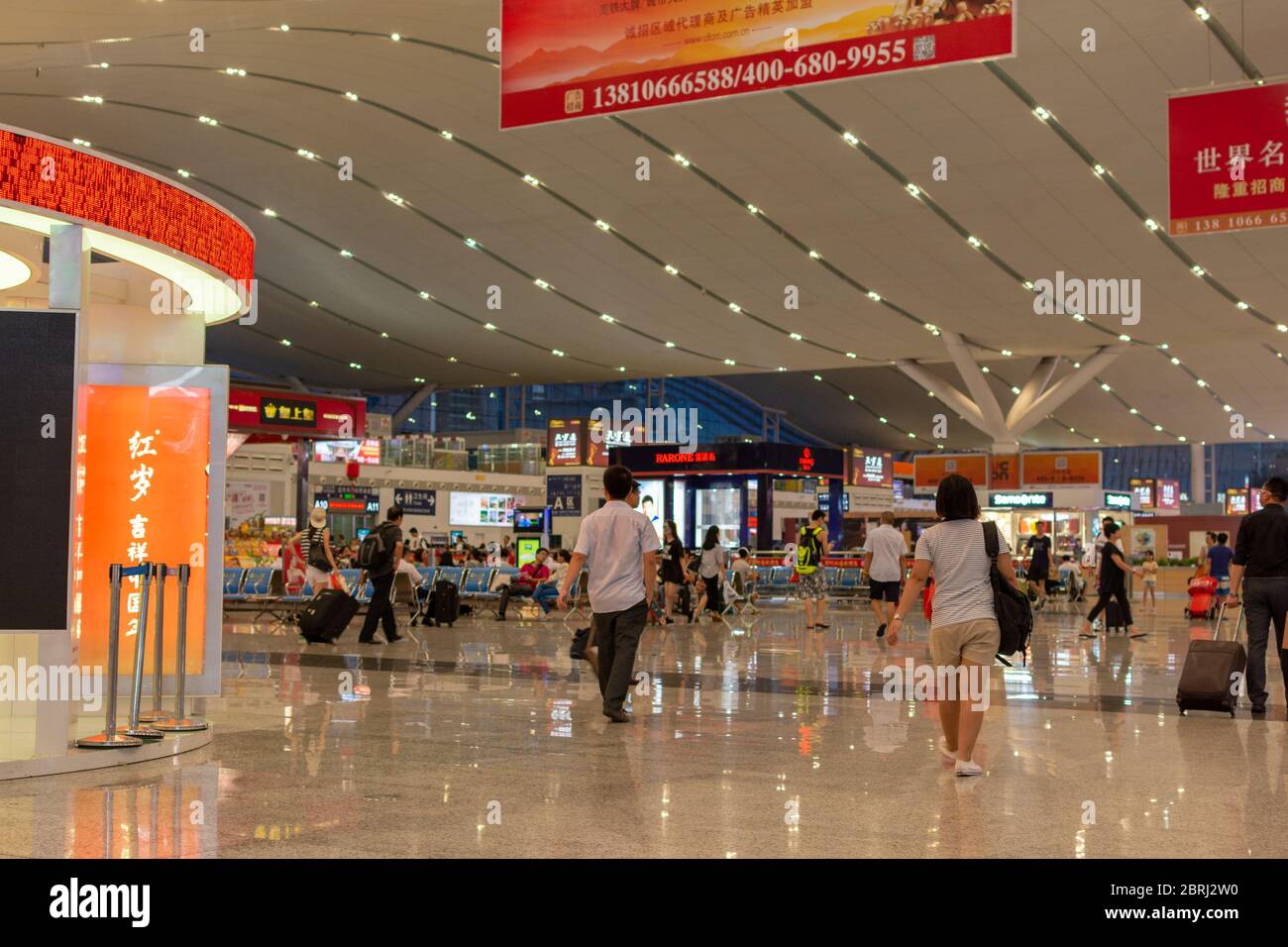 Shenzhen / China - 27. Juli 2015: Shenzhenbei (Shenzhen North) Bahnhof, großer Intercity Bahnhof in Longhua, Baoaan District of Shenzhe Stockfoto