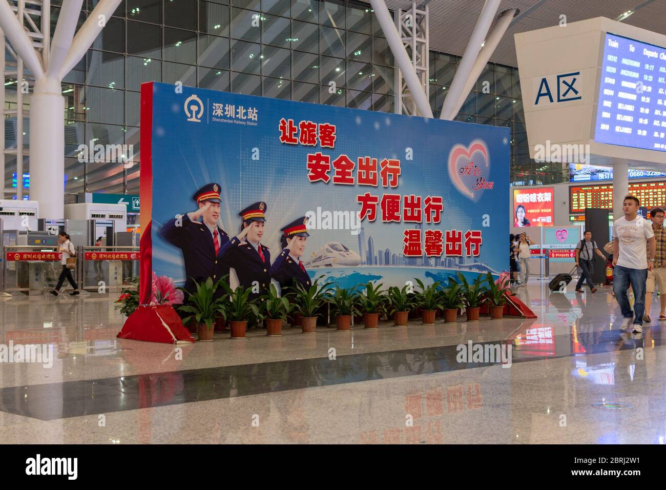 Shenzhen / China - 27. Juli 2015: Shenzhenbei (Shenzhen North) Bahnhof, großer Intercity Bahnhof in Longhua, Baoaan District of Shenzhe Stockfoto