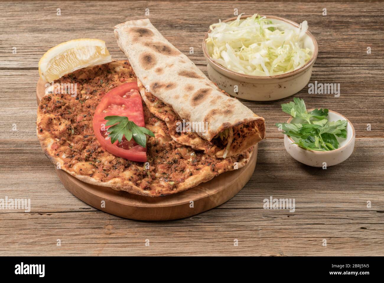 Türkische Pizza, aus Hackfleisch und Zwiebeln auf dem Tisch Stockfoto