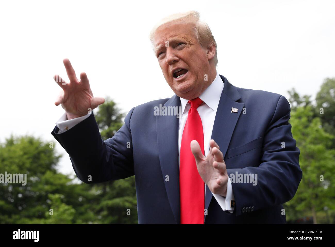 US-Präsident Donald J. Trump spricht vor seiner Abreise nach Detroit, Michigan am 21. Mai 2020, zu den Medien auf dem South Lawn des Weißen Hauses in Washington, DC. Trump wird an einer Hörsitzung mit afroamerikanischen Führern teilnehmen und das Ford Rawsonville Components Plant in Ypsilanti, Michigan, besuchen. Kredit: Yuri Gripas/Pool über CNP - Nutzung weltweit Stockfoto