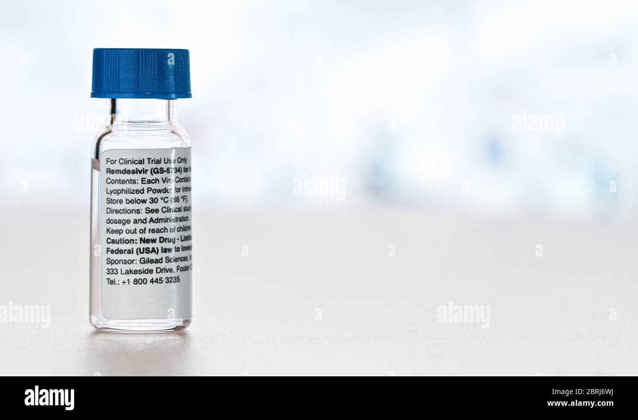 Liptovsky Hradok, Slowakei - 20. April 2020: Remdesivir Anweisungen Etikett auf kleine medizinische Flasche, Raum für Text rechts. GS-5734 ist ein antivirales Medikament de Stockfoto