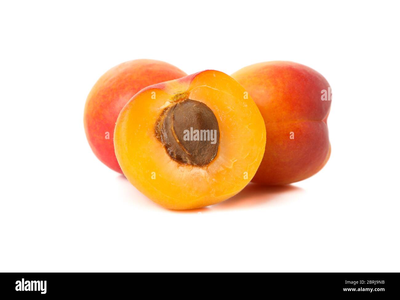 Frische leckere Aprikosen auf weißem Hintergrund isoliert Stockfoto