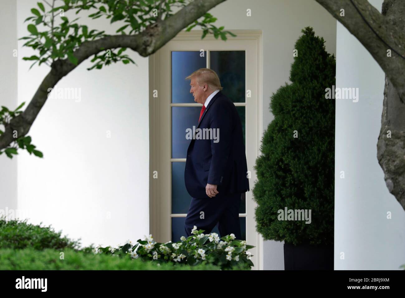 US-Präsident Donald J. Trump tritt aus dem Oval Office des Weißen Hauses in Washington, DC, bevor er am 21. Mai 2020 nach Detroit abtritt. Trump wird an einer Hörsitzung mit afroamerikanischen Führern teilnehmen und das Ford Rawsonville Components Plant in Ypsilanti, Michigan, besuchen. Kredit: Yuri Gripas/Pool über CNP/MediaPunch Stockfoto