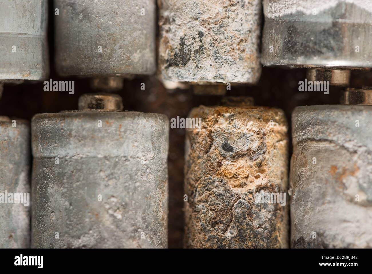 Elektrolytische Wirkung auf Batterien durch Lecks und Altern, die Korrosion  und Ablagerungen von Aluminium und Zinkchlorid verursachen Stockfotografie  - Alamy