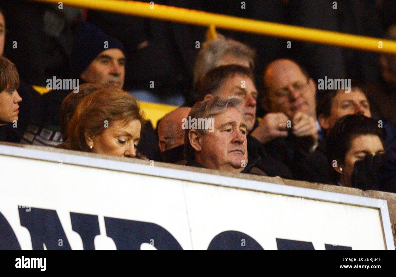 Geoffrey Robinson, Abgeordneter von Coventry, mit Brenda Price Watching Wolverhampton Wanderers gegen Coventry City, 14. Dezember 2002. Nach dem Spiel wurde er von der Polizei gestoppt und mit Alkohol fahren angeklagt Stockfoto