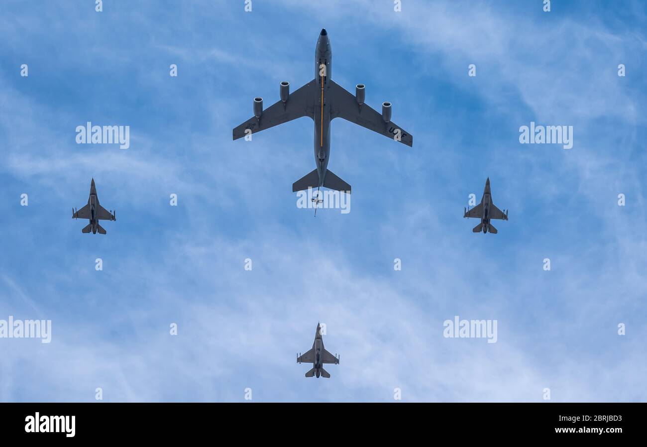 Militärjets in einer Überflugformation Stockfoto