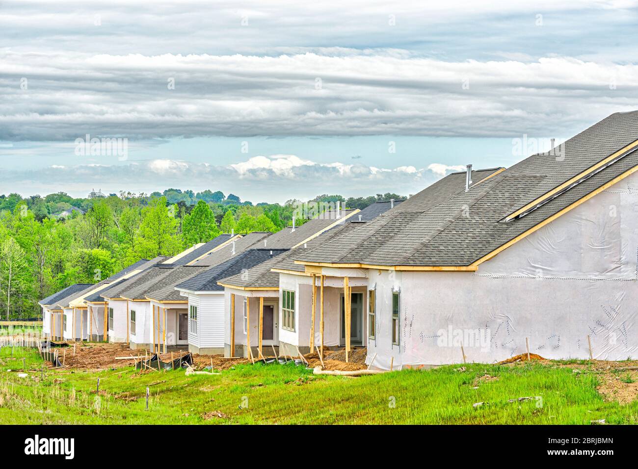 Horizontale Aufnahme neuer Häuser im Bau. Stockfoto