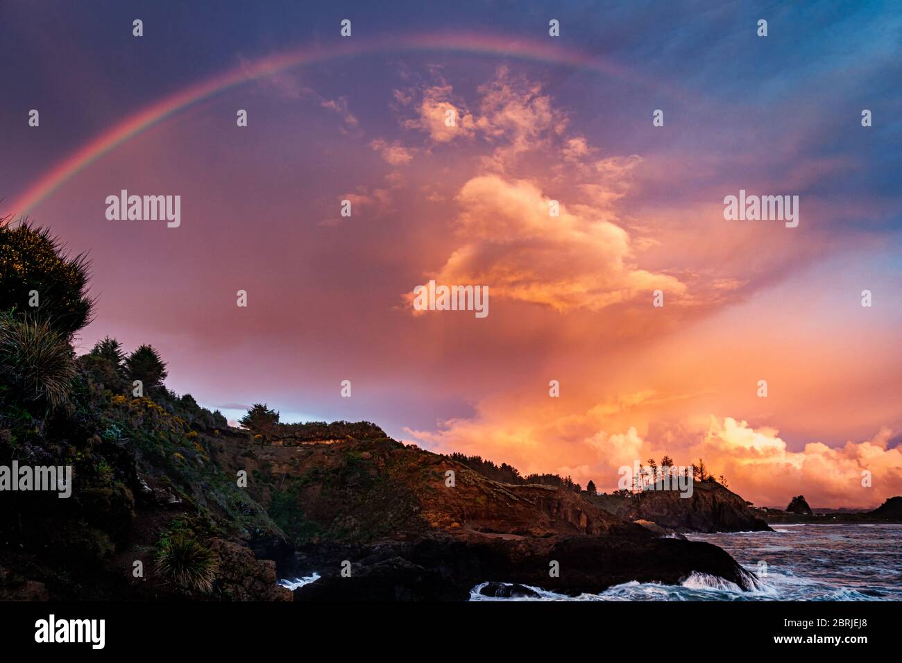 Ein Regenbogen über einem wunderschönen Sonnenuntergang am Strand, Nordkalifornien, USA Stockfoto