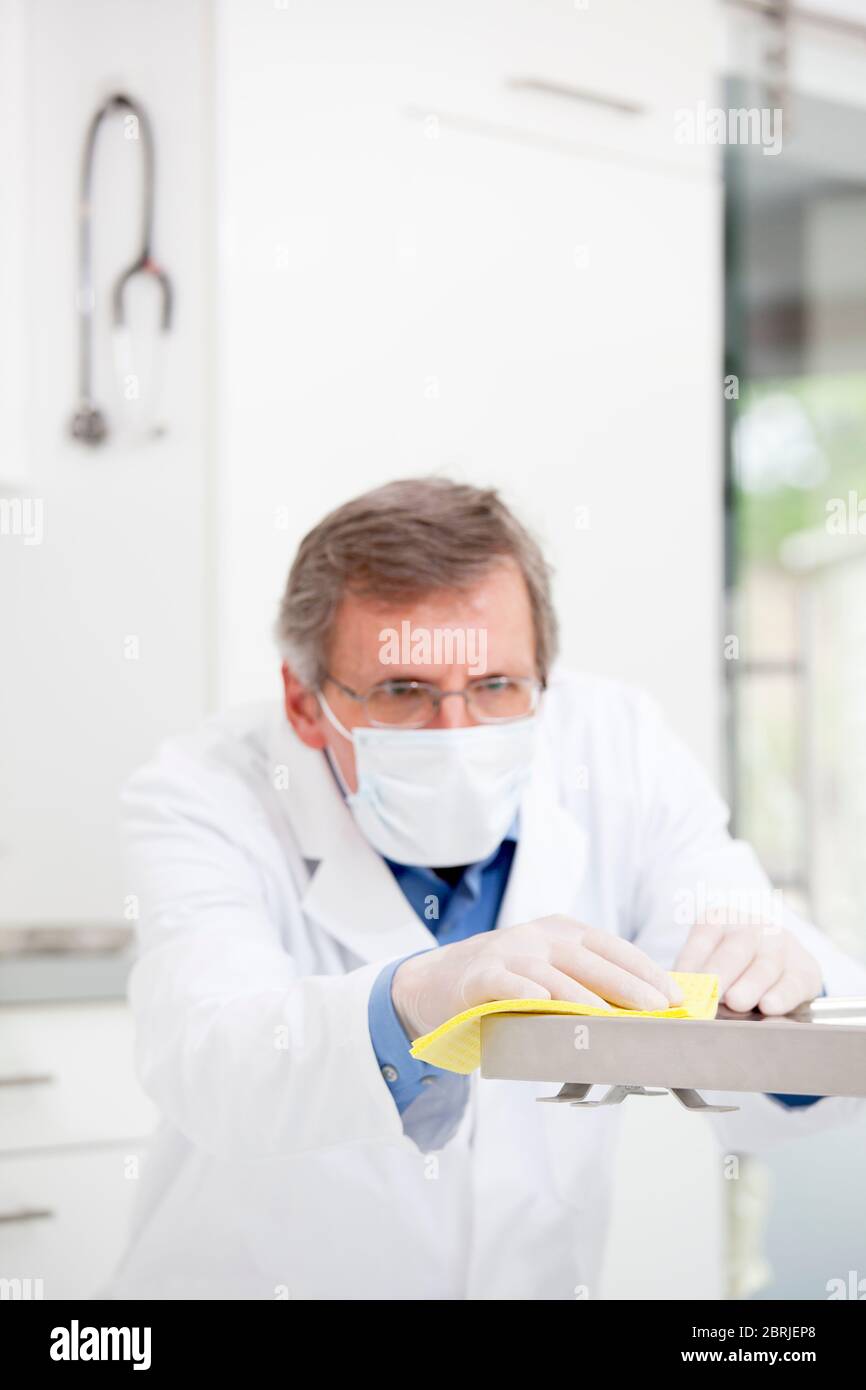 Arzt mit chirurgischer Maske Reinigung einer Operation im Krankenhaus - Fokus auf die Hand Stockfoto