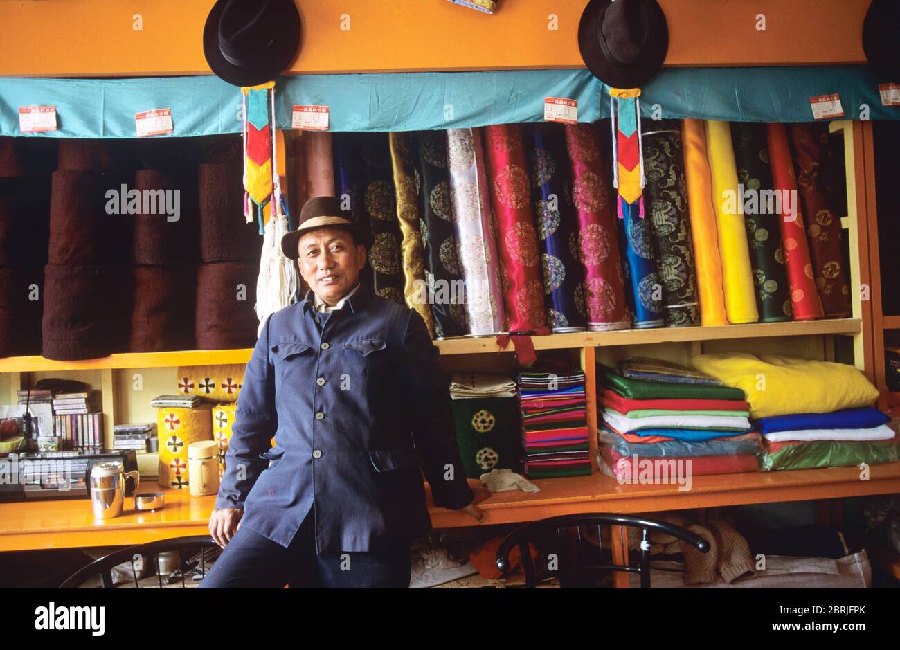 Textilhändler, Xiahe, Gannan Tibetische Autonome Präfektur, Gansu, China Stockfoto