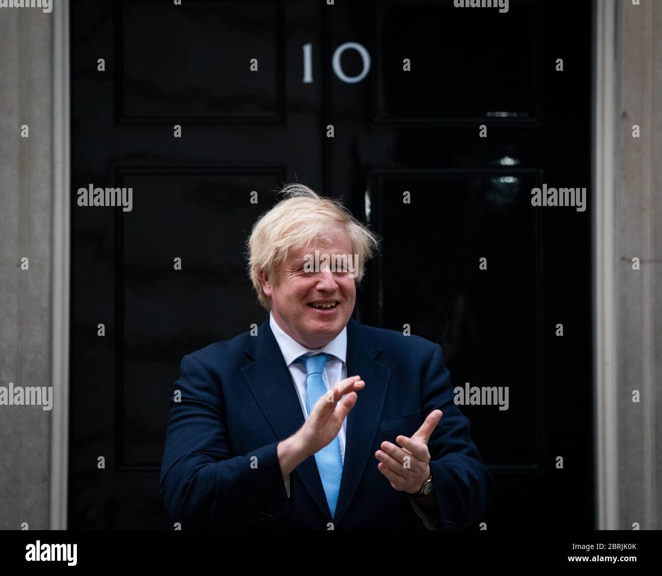 Premierminister Boris Johnson steht in Downing Street, London, um sich dem Applaus anzuschließen, um lokale Helden während des landesweiten Clap for Carers am Donnerstag zu begrüßen, um NHS-Arbeiter und Betreuer zu unterstützen, die gegen die Coronavirus-Pandemie kämpfen. Stockfoto