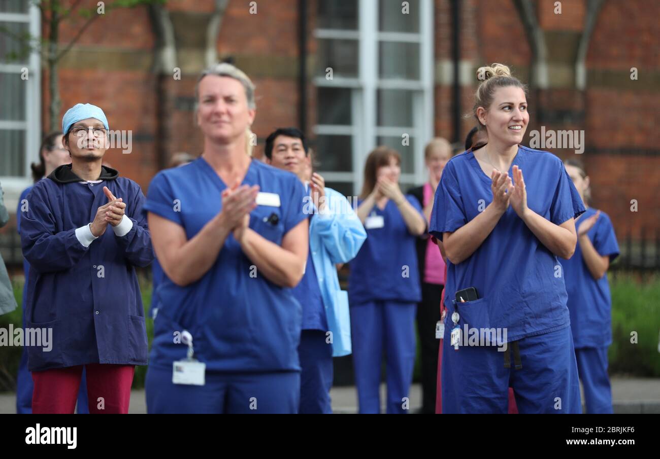 Die Krankenhauspersonal steht vor dem Royal Hampshire County Hospital, um sich dem Applaus anzuschließen, um lokale Helden während des landesweiten Clap für Betreuer zu begrüßen, die NHS-Mitarbeiter und Betreuer gegen die Coronavirus-Pandemie anerkennen und unterstützen. Stockfoto