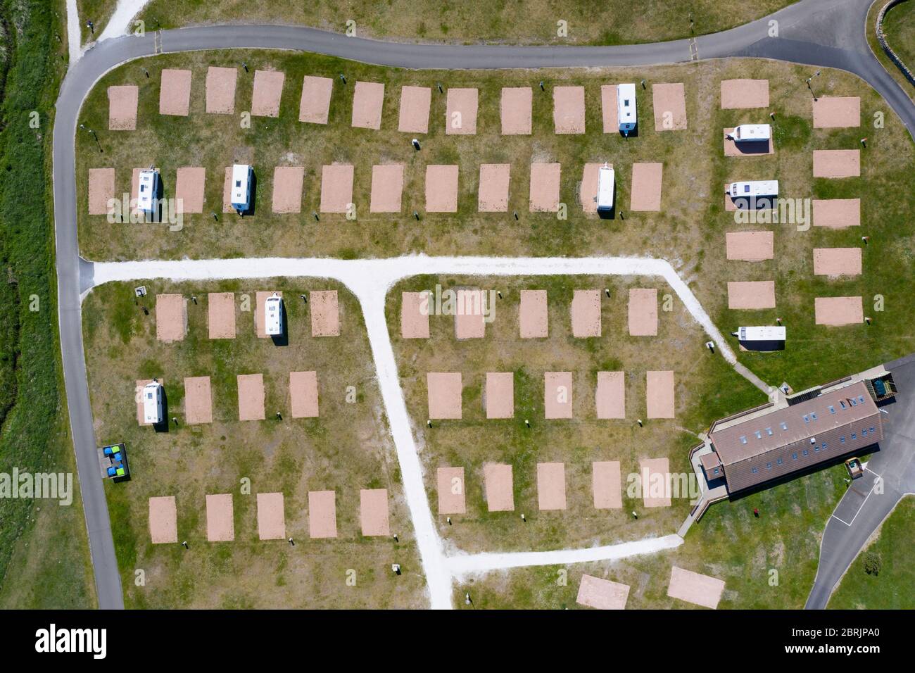 Luftaufnahme der leeren Wohnwagenstellplätze im Elie Holiday Park bei Elie in Fife. Normalerweise ist dieses Jahr zu dieser Zeit ausgelastet, ist aber aufgrund der Covid-19-Sperre geschlossen. Stockfoto