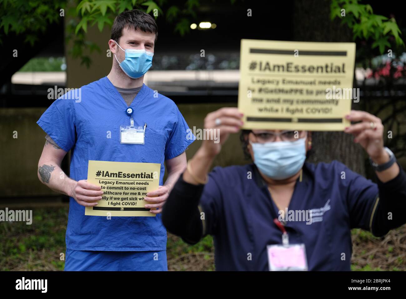 Portland, USA. Mai 2020. Am 21. Mai 2020 halten Beschäftigte im Gesundheitswesen vor dem Legacy Emmanuel Medical Center in Portland, Oregon, Schilder, während Autos das Krankenhaus umfahren, um Unterstützung für die wichtigsten Beschäftigten zu zeigen. (Foto: Alex Milan Tracy/Sipa USA) Quelle: SIPA USA/Alamy Live News Stockfoto