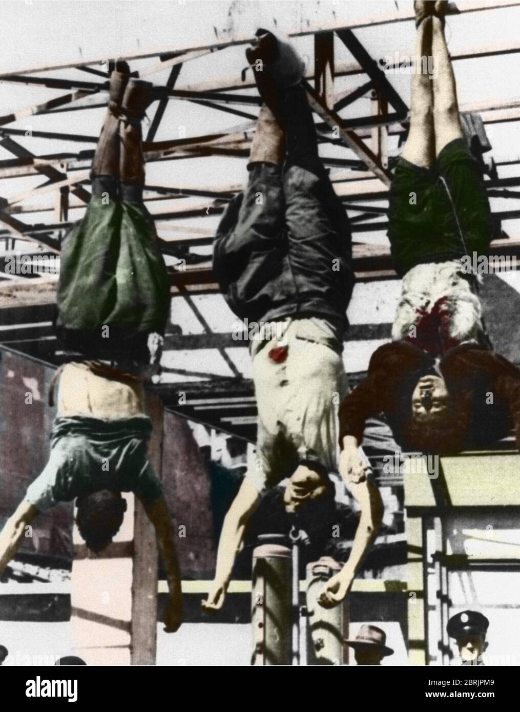 Les cadavres de Nicola Bombacci, Benito Mussolini (1883-1945) et Clara (Claretta) Petacci (1912-1945) sur la Piazza (piazzale) Loreto a Milan, 29/04/ Stockfoto