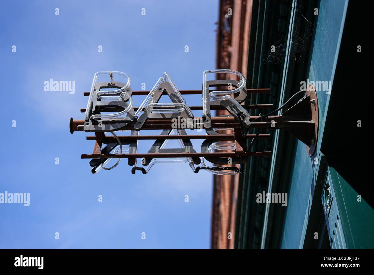 Ein Neonschild vor einer BAR in Dublin, Irland. Stockfoto