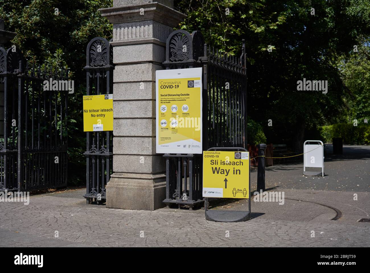 Schilder, die die Öffentlichkeit während der Coronavirus-Pandemie in Dublin City, Irland, anweisen. Stockfoto