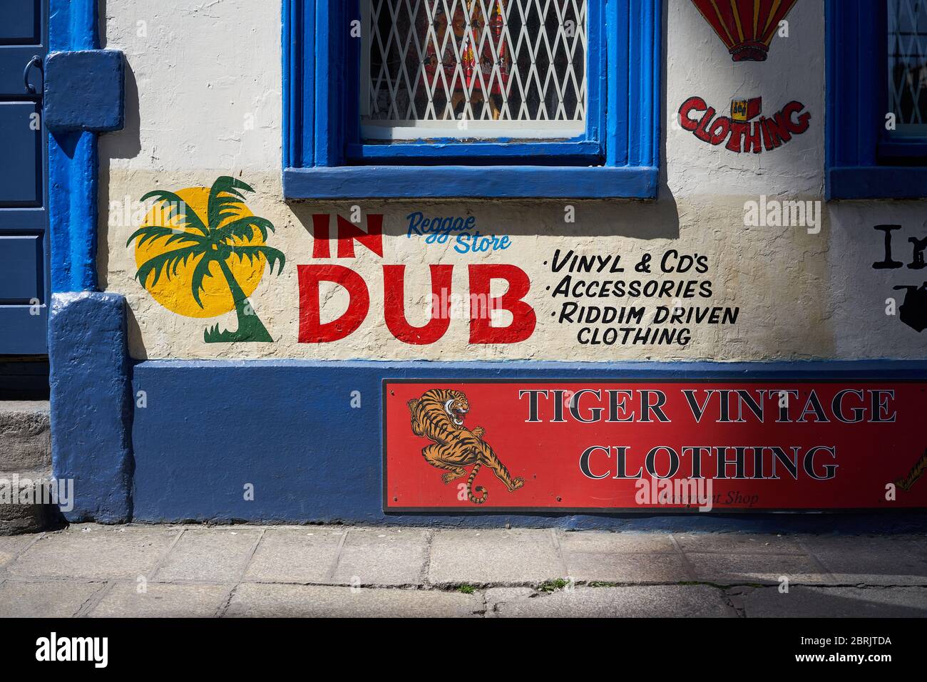 Ein bemaltes Schild für einen Plattenladen in Dublin, Irland. Stockfoto