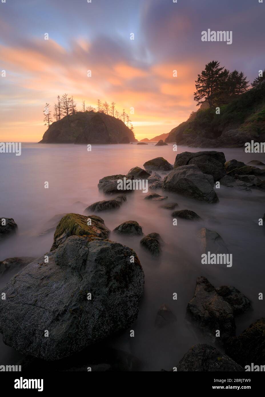 Sonnenuntergang an einem felsigen Strand, Nord-Kalifornien, USA Stockfoto