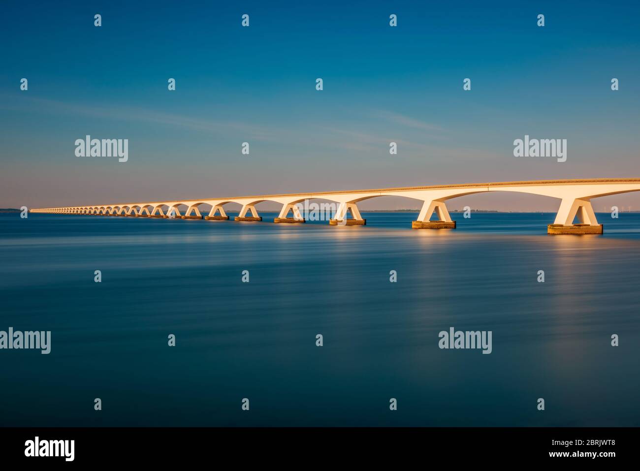 Lange Exposition der Zeeland-Brücke in Zierikzee, Zeeland Provinz, Niederlande bei Sonnenuntergang. Mit 5 km ist sie die längste Brücke in den Niederlanden. Stockfoto