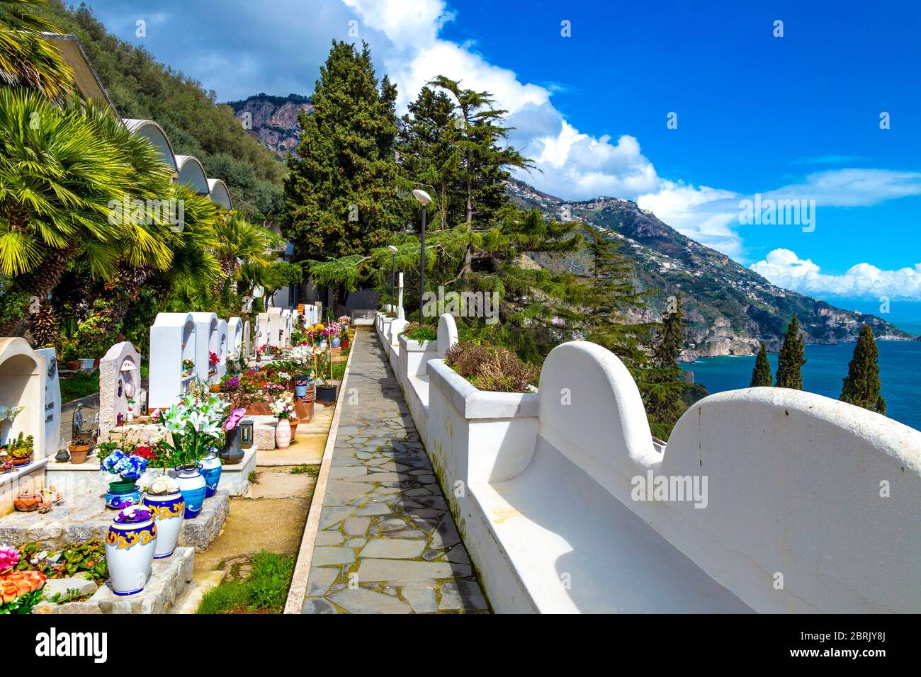 Friedhof mit Blick auf das Meer in Praiano, Amalfiküste, Italien Stockfoto