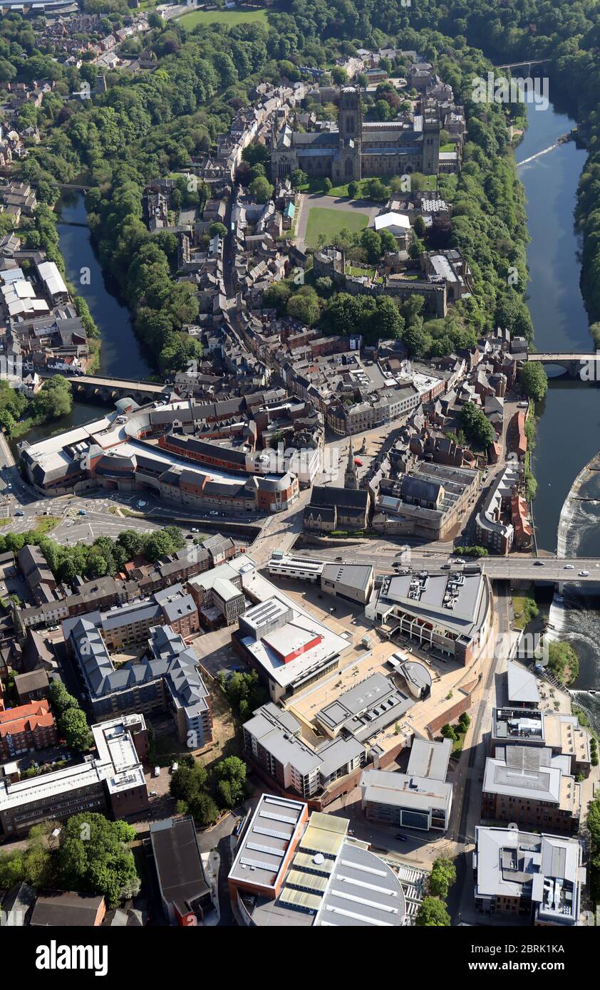 Luftaufnahme des Stadtzentrums von Durham, mit Walkergate-Geschäften, Marktplatz, Prince Bishops Shopping Centre, Durham Castle & Cathedral Stockfoto