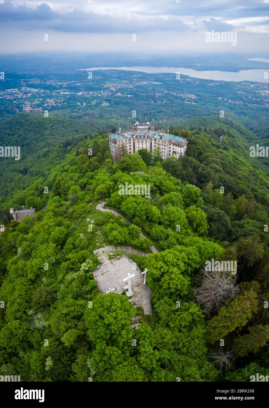 Luftaufnahme des verlassenen Grand Hotel Campo dei Fiori im Frühling. Campo dei Fiori, Varese, Parco Campo dei Fiori, Lombardei, Italien. Stockfoto