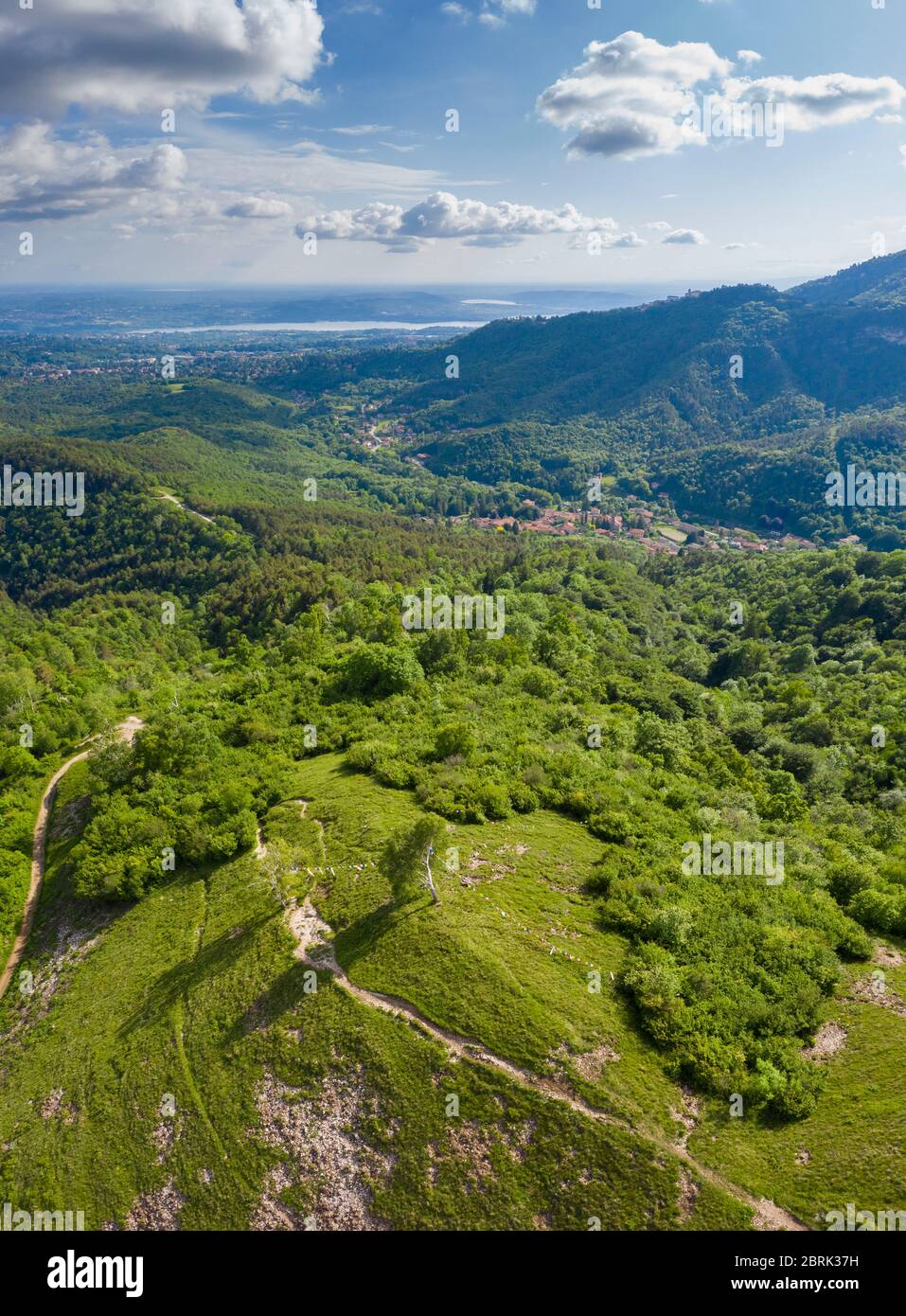 Luftaufnahme des Monte Chiusarella, der varesine-voralpen, des Parco Regionale del Campo dei Fiori, des Varese-Bezirks, der Lombardei, Italien. Stockfoto