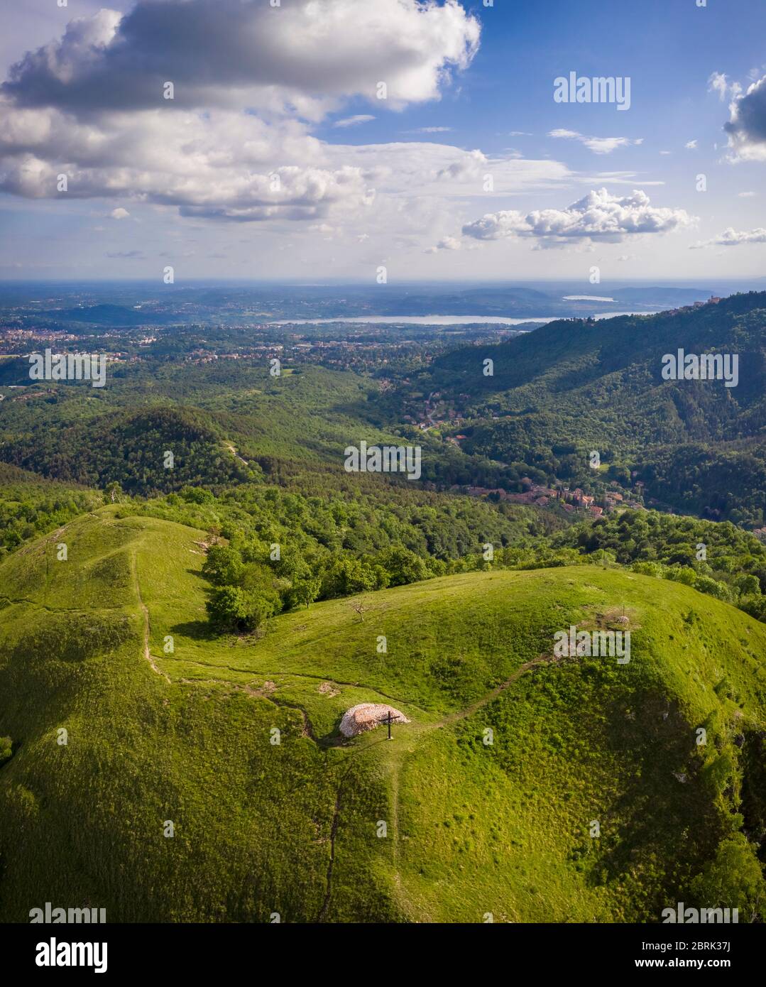 Luftaufnahme des Monte Chiusarella, der varesine-voralpen, des Parco Regionale del Campo dei Fiori, des Varese-Bezirks, der Lombardei, Italien. Stockfoto