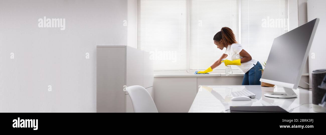 Afroamerikanische Reinigungsdame Professional Office Service Stockfoto