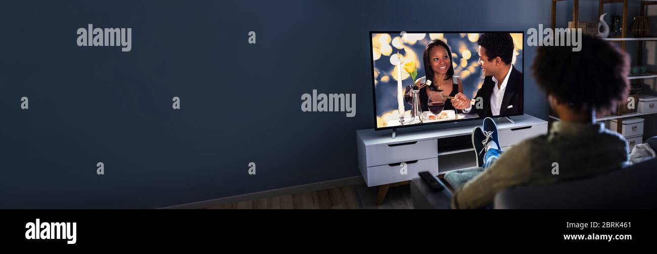 African man Streaming und Filme im Fernsehen Stockfoto