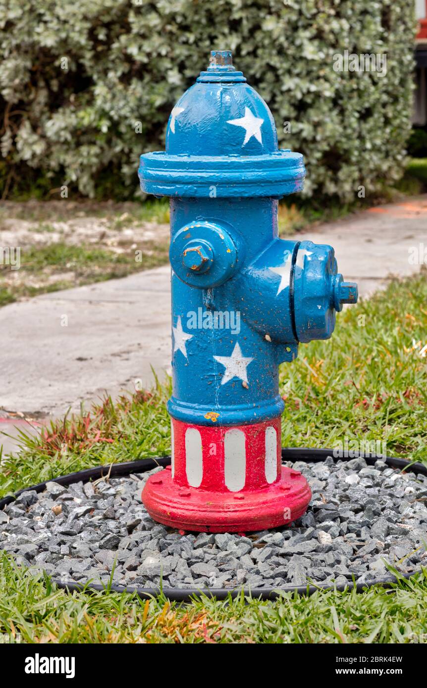 Der Hydrant wurde am 21. Mai 2020 als Captain America in Kendall, Florida, lackiert Stockfoto