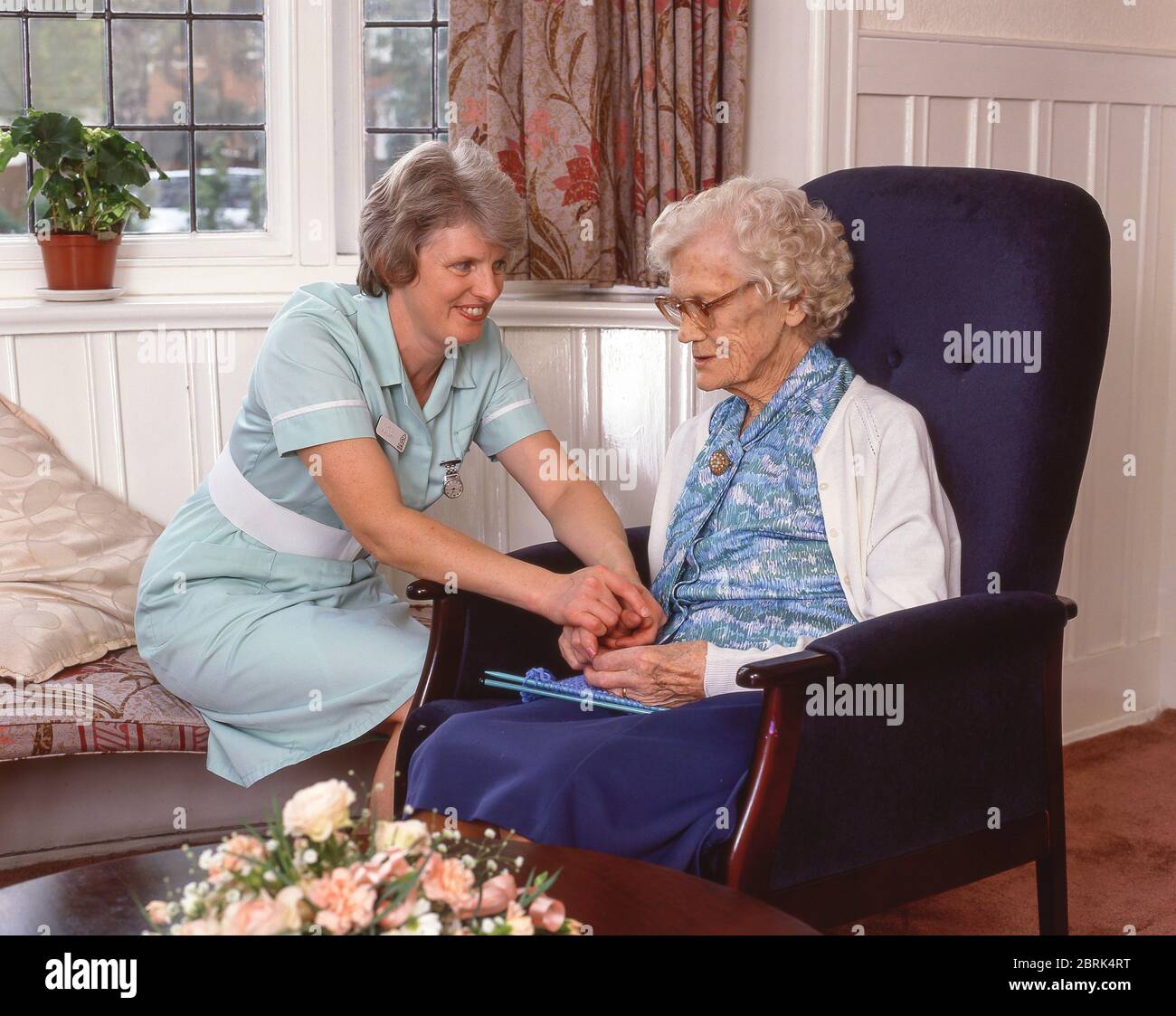 Ältere Frau mit Krankenschwester im Pflegeheim, Surrey, England, Großbritannien Stockfoto