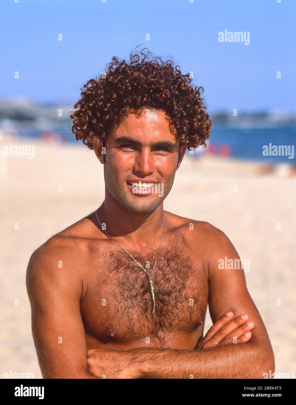 Junger Mann am Strand von Hammamet, Tunesien, Hammamet, Nabeul Governorate Stockfoto