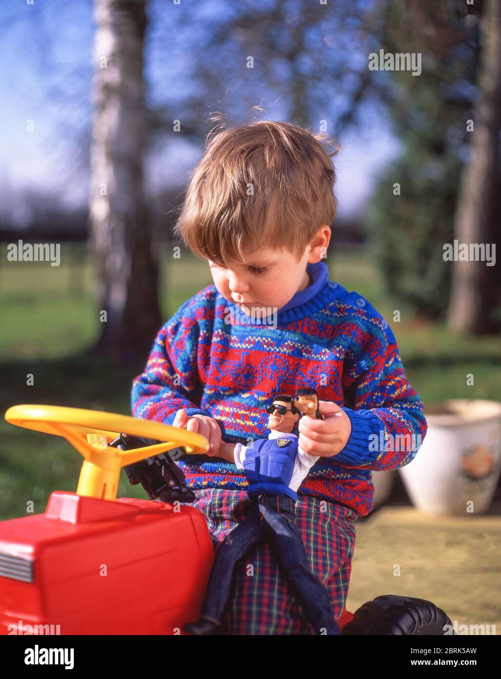 Kleinkind spielt mit Action man Spielzeug, Winkfield, Berkshire, England, Großbritannien Stockfoto