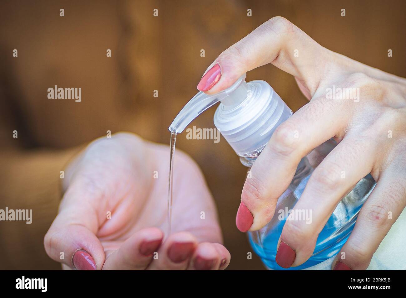 Schließen Sie weibliche Hände mit Waschhanddesinfektionsgel Gel-Pumpe Spender während Coronavirus Epidemie Ausbruch. Waschen der Hand mit dem Handdesinfektionsmittel Stockfoto