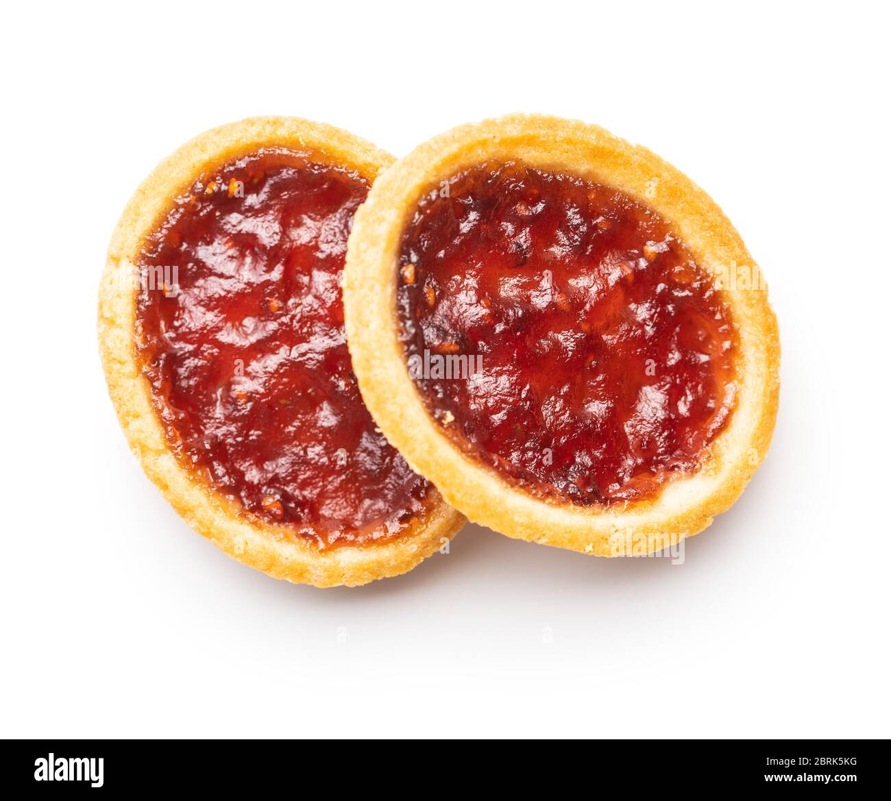 Süße Kekse mit Erdbeeren Marmelade isoliert auf weißem Hintergrund. Stockfoto