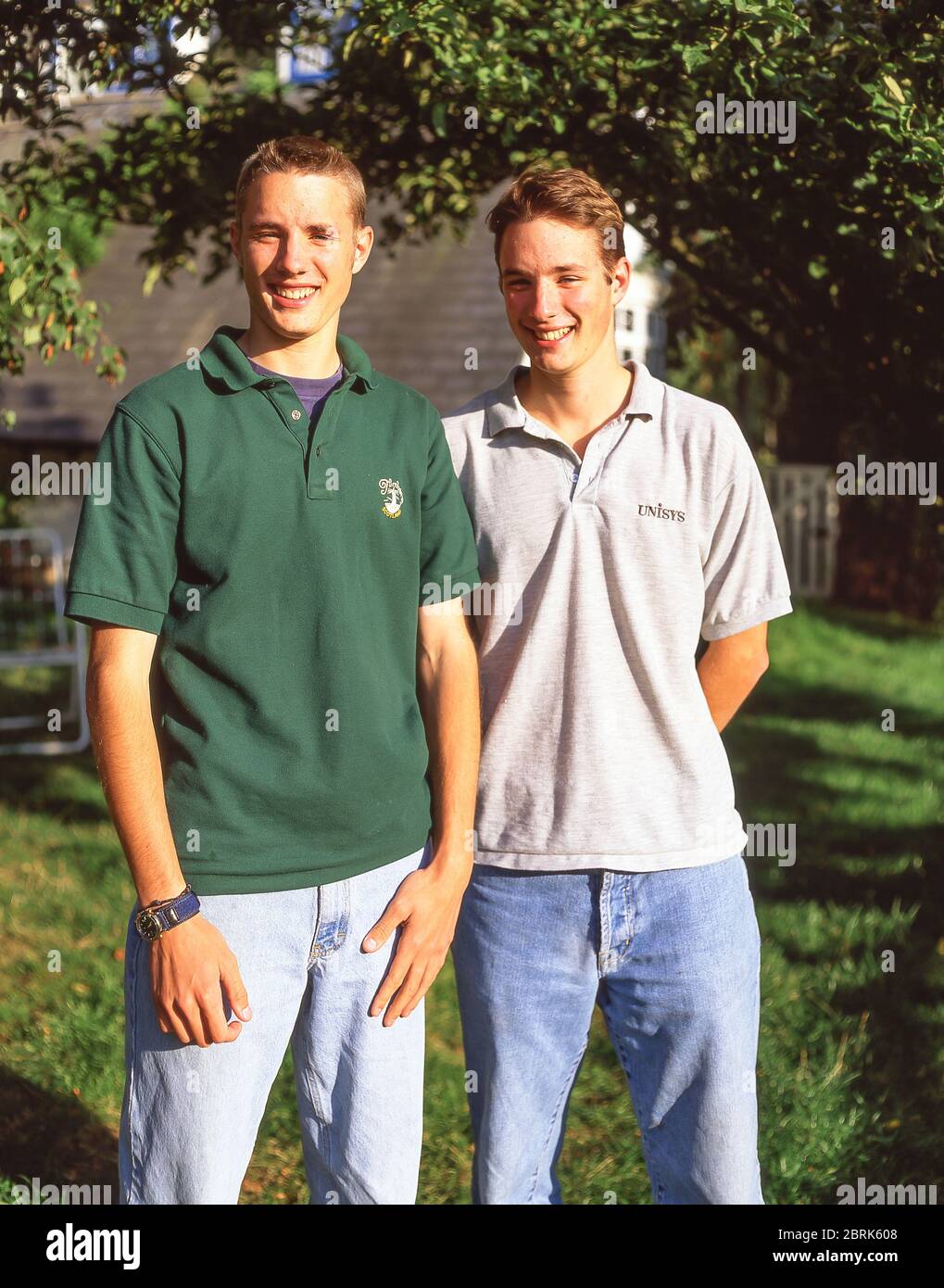 Identische Zwillingsjungen im Teenageralter in Garden, Winkfield, Berkshire, England, Großbritannien Stockfoto