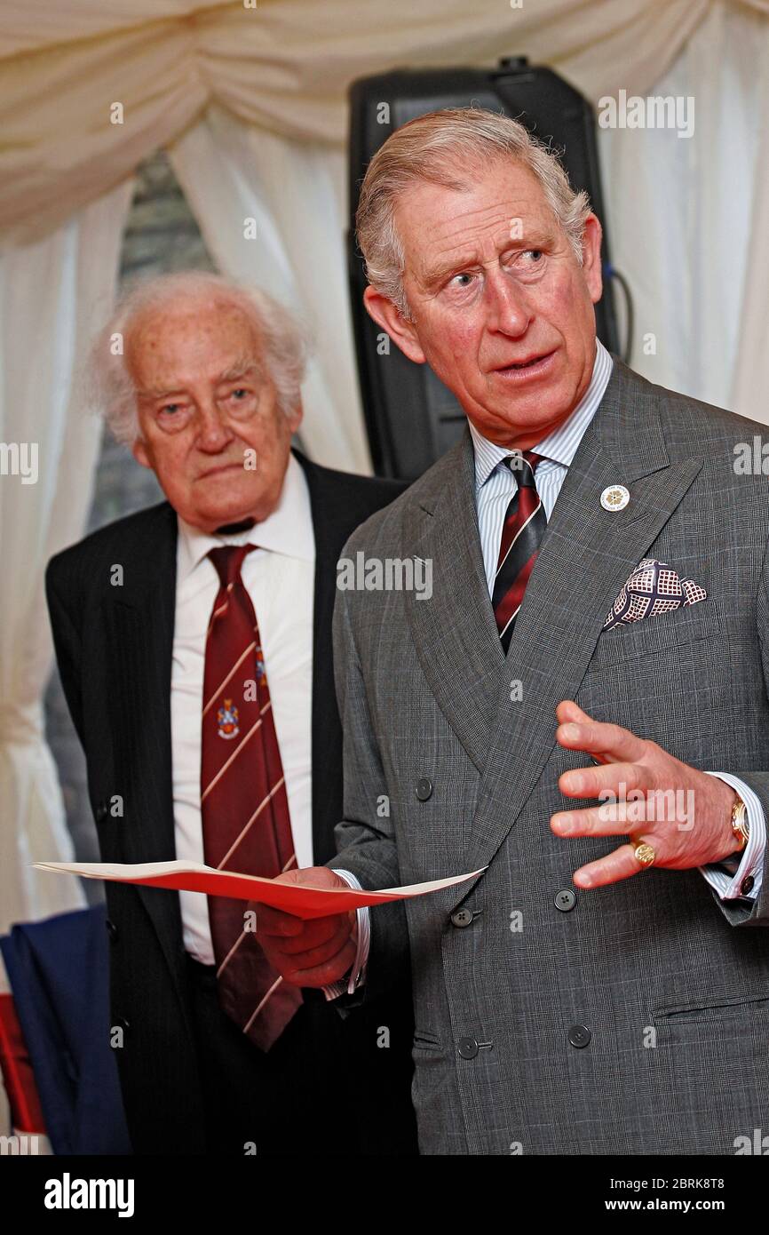 Prinz Charles, besucht die Abergavenny Chronik 13. 0f Dezember 2013, wo er eine Tafel mit Zeitungsbesitzer Sir Ray Tindle entschälte. Abergaveny, Mo Stockfoto