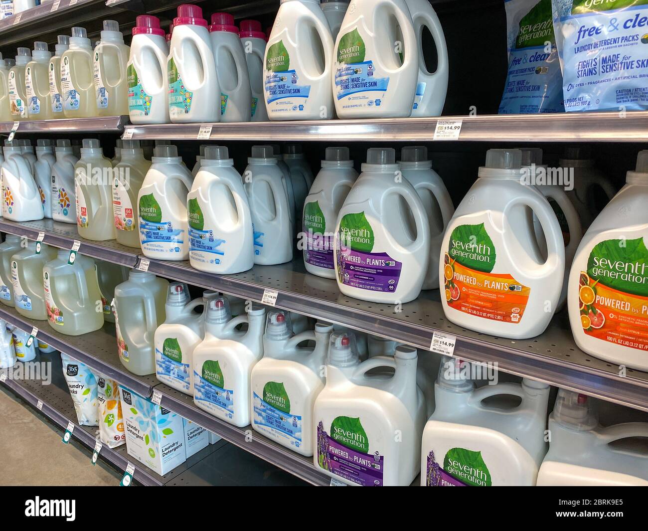 Orlando, FL/USA - 10/5/20: Eine Anzeige von Waschmittel der siebten Generation in einem Whole Foods Market Supermarkt. Stockfoto