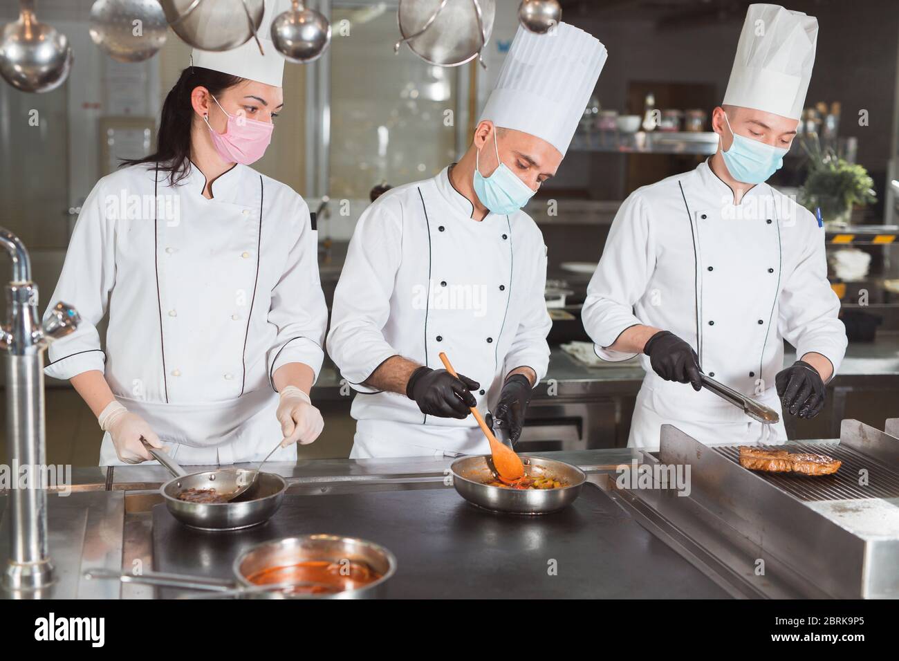 Team von Köchen kocht in einem Restaurant Stockfoto