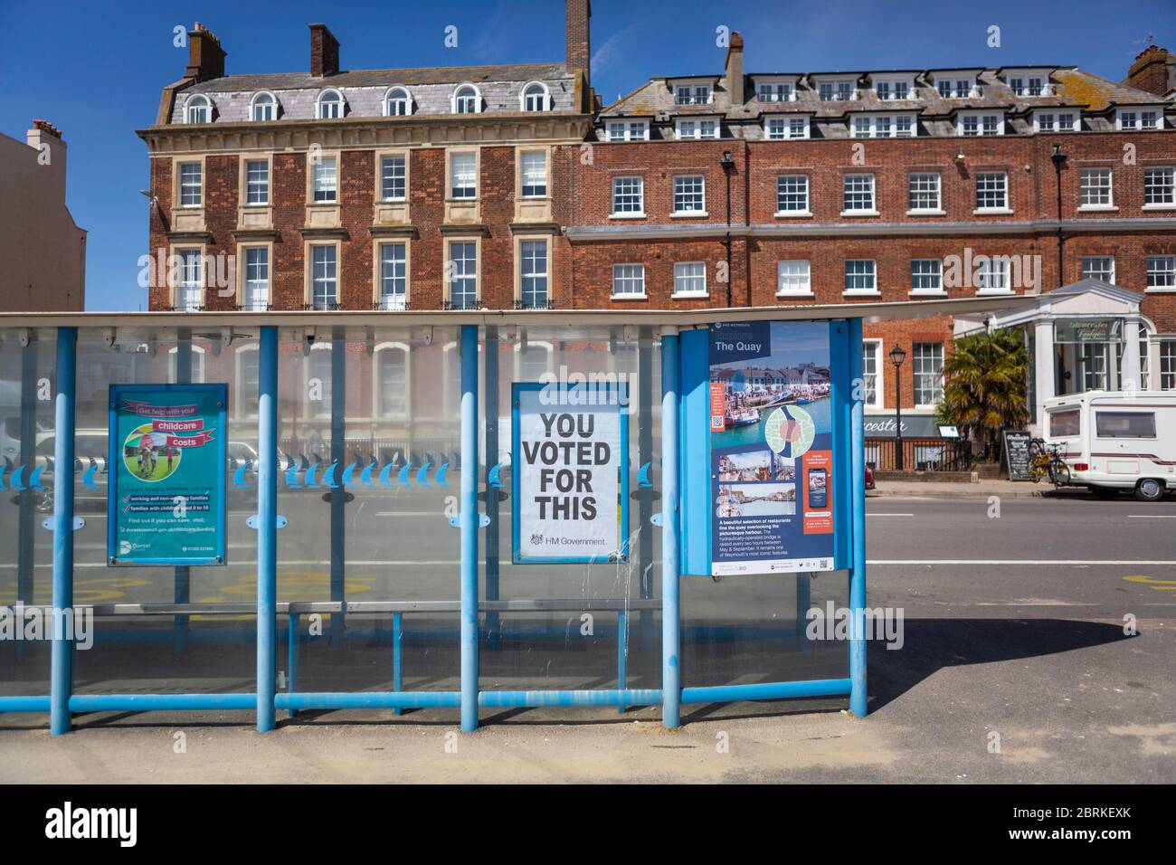 Wofür abgestimmt? Ein kryptisches Plakat auf einem Busshutzer in Weymouth, Dorset heute. Coronavirus, covid19. Bilddatum Mittwoch, 20. Mai 2020. Stockfoto
